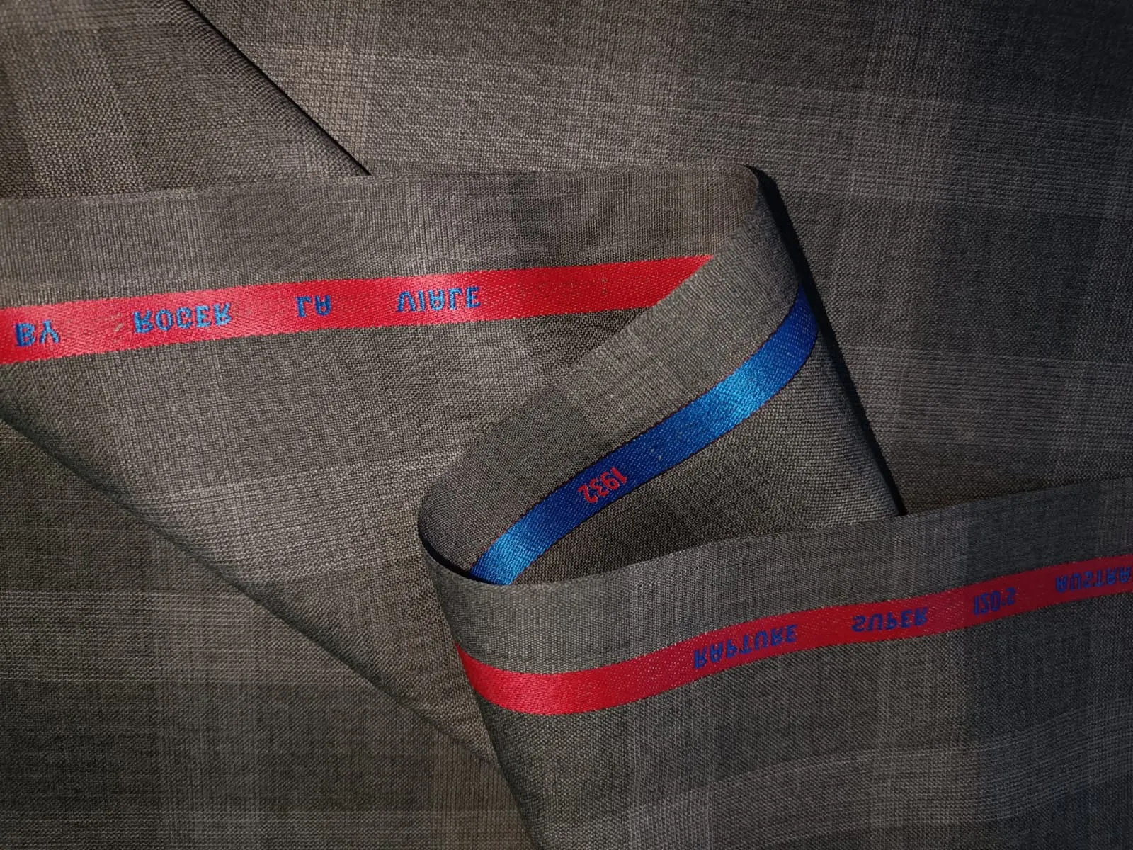 Suiting 70% wool 30% polyester  fabric GREY plaids roger 58" wide [15416]